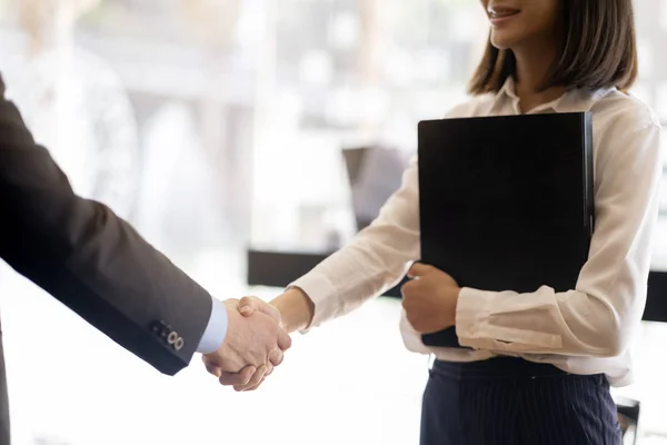 Negocios apretón de manos después de un buen trato . — Foto de Stock