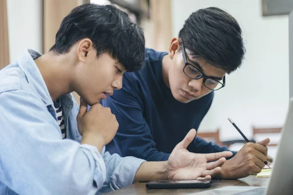 Affärsmän teamwork möte för att diskutera investeringen. — Stockfoto