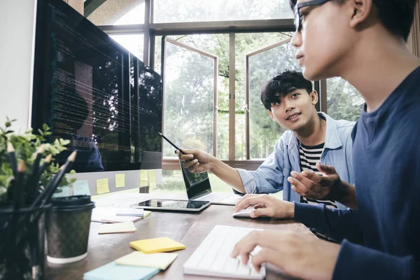 程序员和开发人员团队正在编码和开发软瓦 — 图库照片