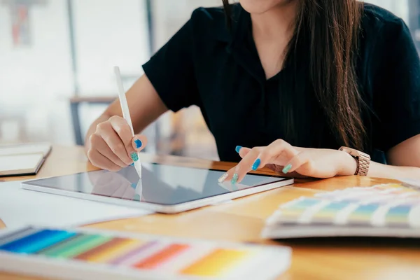 Grafisk designer arbejder ved sit skrivebord i kreativt studie kontor . - Stock-foto