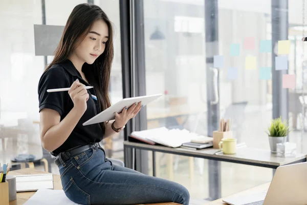 Jonge zakenvrouw het gebruik van Tablet zoeken informatie marketing — Stockfoto