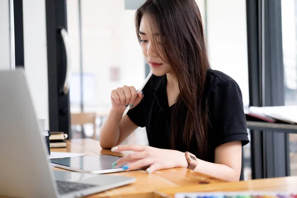 Designer gráfico trabalhando em sua mesa no escritório do estúdio criativo . — Fotografia de Stock