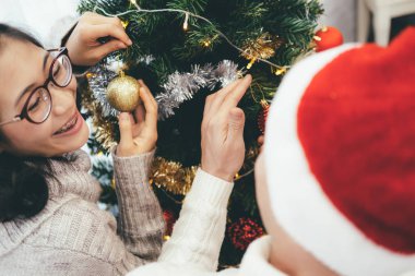 Dekorasyon Noel ağacı mutlu genç Çift.