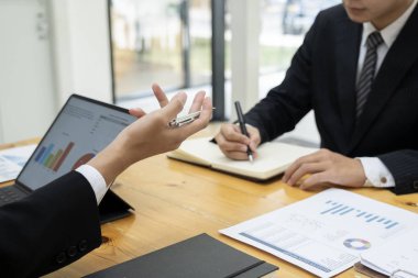 Yatırım tartışmak için iş adamları ekip çalışması toplantısı.