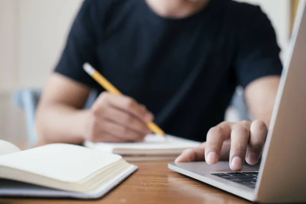 Zbliżenie człowiek ręce za pomocą komputera laptop. — Zdjęcie stockowe