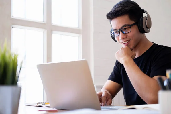 Mladý muž student studium doma pomocí notebooku a učení online — Stock fotografie