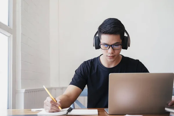 Mladý muž student studium doma pomocí notebooku a učení online — Stock fotografie