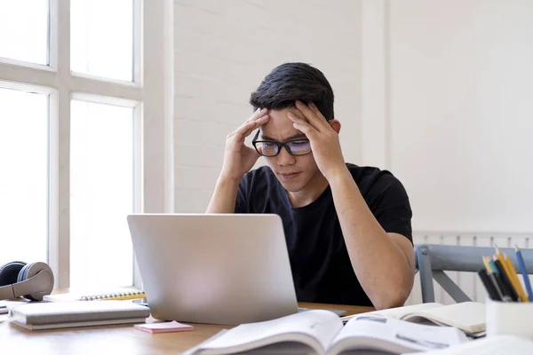 Twijfel student werken aan huiswerk of onderzoek werk. — Stockfoto