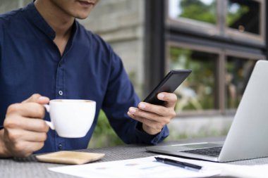  İş, eğitim ve com için çevrimiçi bağlantı teknolojisini kullanma