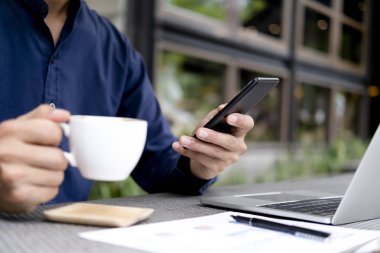  İş, eğitim ve com için çevrimiçi bağlantı teknolojisini kullanma