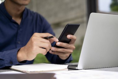  İş, eğitim ve com için çevrimiçi bağlantı teknolojisini kullanma