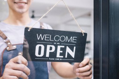 Genç başlangıç kahve cafe owener açık ve müşteri hoş geldiniz.