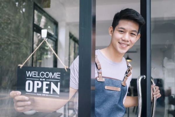 Молодий стартап кав'ярні відкритий і вітає клієнта . — стокове фото