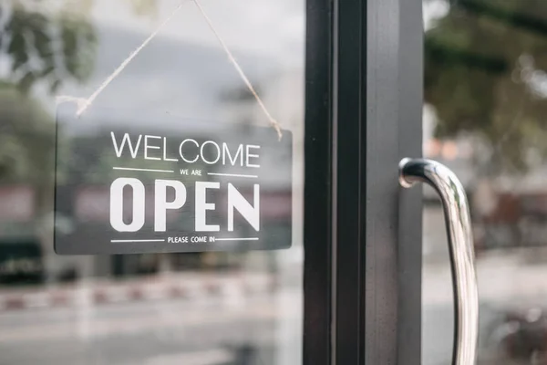 Primer plano de abierto y bienvenido a la tienda letrero en la puerta . — Foto de Stock