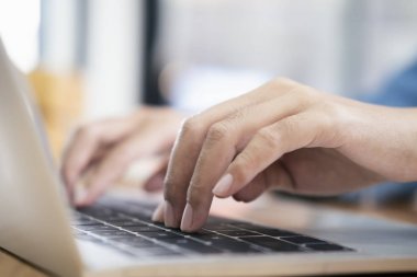  İş, eğitim ve com için çevrimiçi bağlantı teknolojisini kullanma