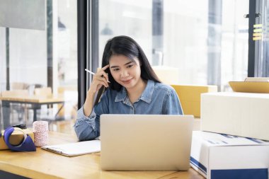 Çevrimiçi küçük işletme sahibi siparişi kontrol etme.