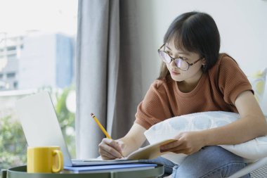 Kolaj öğrenci kız okuma ve araştırma formu kitap.