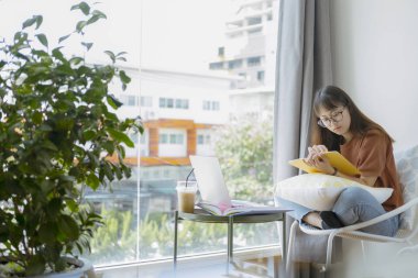 Kolaj öğrenci kız okuma ve araştırma formu kitap.