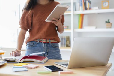 Bilgisayar ve mobil cihaz eğitimi kullanarak genç kolaj öğrenci 