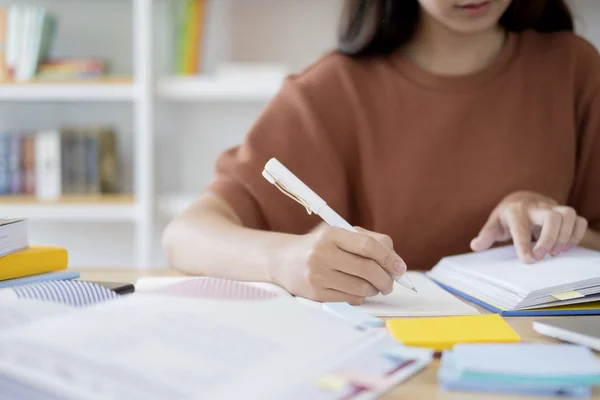 Collage vrouw is het lezen van een boek. — Stockfoto