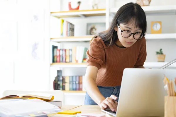 Estudiante joven de collage usando computadora y dispositivo móvil estudiando —  Fotos de Stock