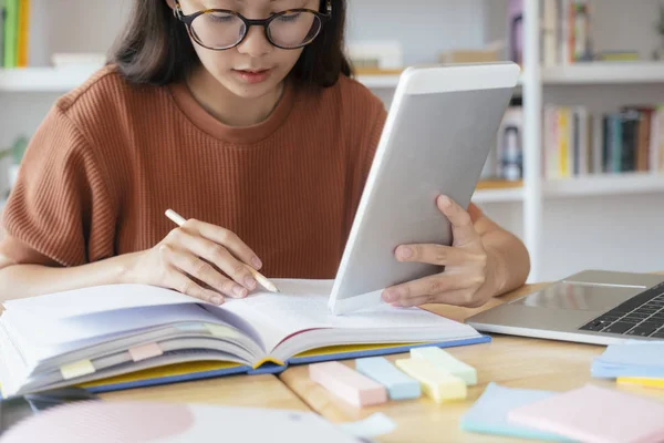 Bilgisayar ve mobil cihaz eğitimi kullanarak genç kolaj öğrenci 