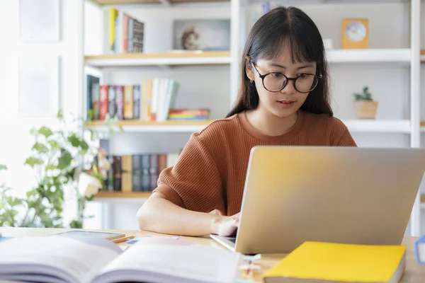 コンピュータとモバイルデバイスを使った若いコラージュ学生の学習 — ストック写真