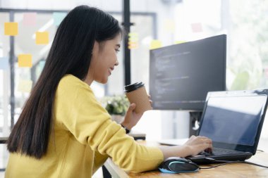 Programcılar ve geliştirici ekipleri softwa kodlama ve geliştirme