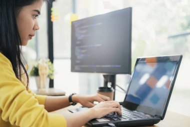 Programcılar ve geliştirici ekipleri softwa kodlama ve geliştirme