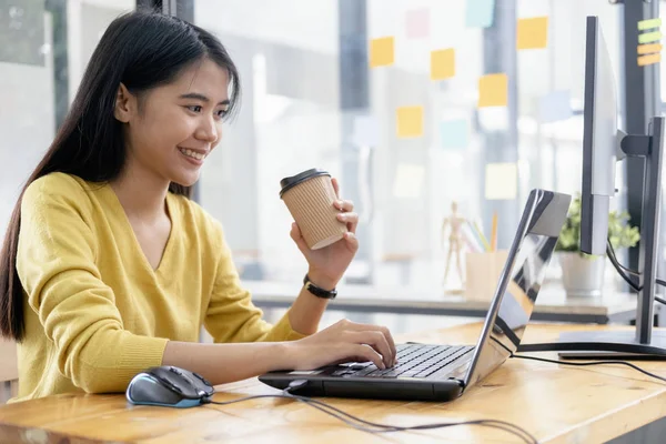 Uso de la tecnología de conexión en línea para negocios, educación y comunicación — Foto de Stock