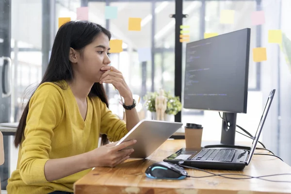 Programadores y equipos de desarrolladores están codificando y desarrollando softwa —  Fotos de Stock