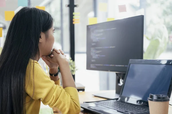 Programadores e equipes de desenvolvedores estão codificando e desenvolvendo softwares — Fotografia de Stock