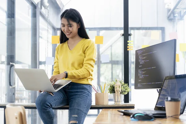 Programadores e equipes de desenvolvedores estão codificando e desenvolvendo softwares — Fotografia de Stock