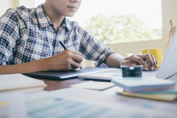 Design gráfico e amostras de cores e canetas em uma mesa . — Fotografia de Stock