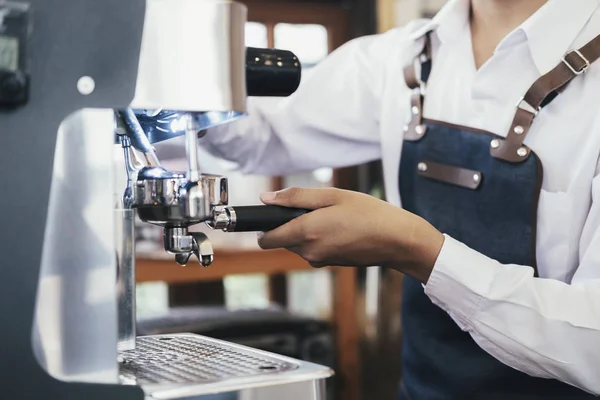 Café barista fazendo serviço de preparação de café . — Fotografia de Stock