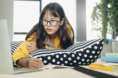 Eğitim online öğrenme veya kendi kendine çalışma kavramı.