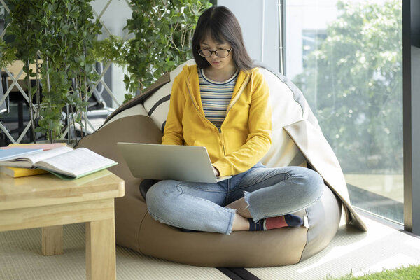 Молодой студент-коллаж с использованием компьютера и мобильного устройства
 