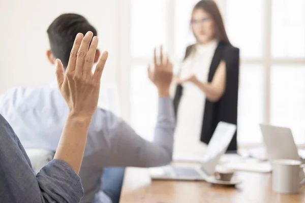 Empresários rindo juntos enquanto discutem papelada dur — Fotografia de Stock