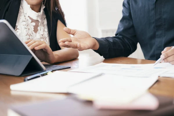 Reunião de trabalho em equipa dos empresários para discutir o investimento . — Fotografia de Stock