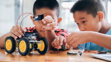 El yapımı otomobil modeli üzerinde çalışma, elektronik inşaat. 