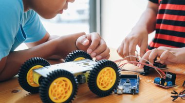 El yapımı otomobil modeli üzerinde çalışma, elektronik inşaat. 