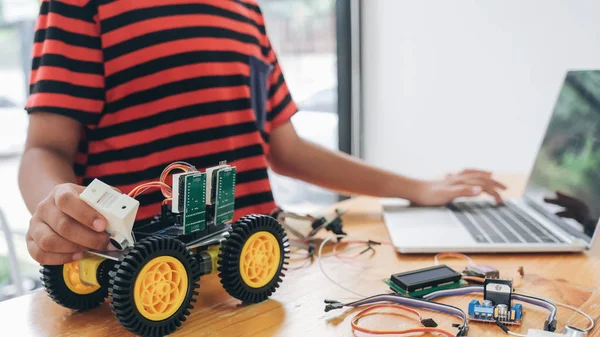 Menino com tablet pc computador programação brinquedos elétricos e buildi — Fotografia de Stock