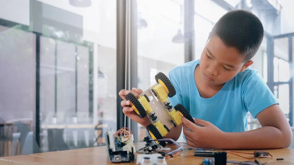 Koncentrerad pojke skapa robot på Lab. — Stockfoto