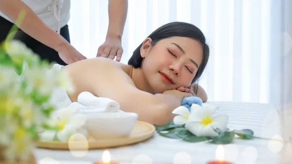 Fritid asiatisk ung kvinna i Spa Salon. — Stockfoto