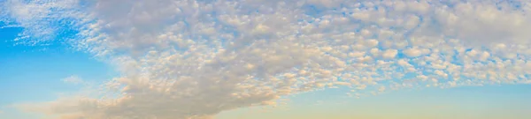 Nuvens suaves e céu azul com fundo de luz solar — Fotografia de Stock