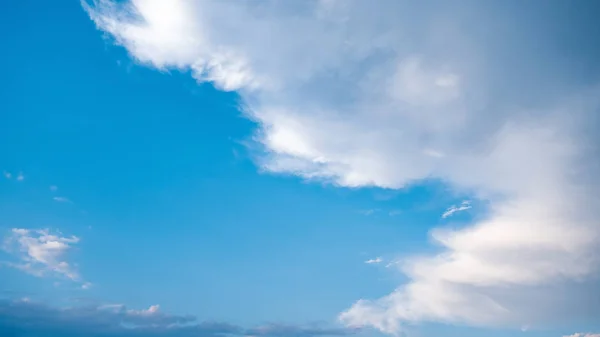 Céu nuvens brancas fundo. Nuvens céu fundo . — Fotografia de Stock