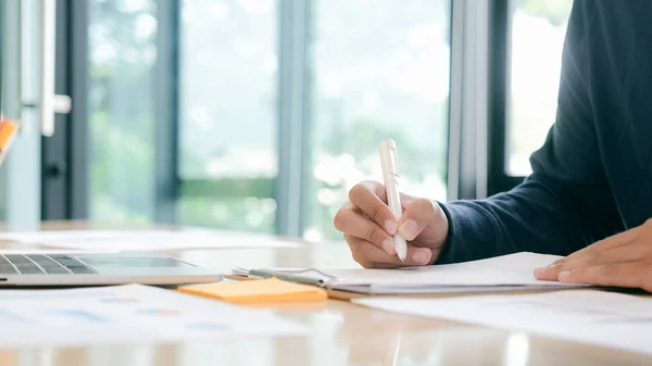 Un homme d'affaires analyse les données de marketing d'investissement . — Photo