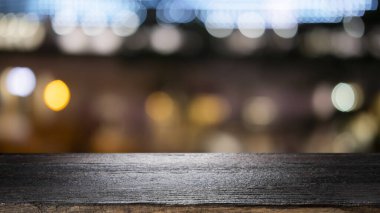 Boş ahşap masa platformu ve bokeh geceleri