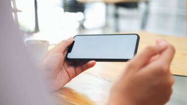 Boş ekran akıllı telefonu tutan kadın.