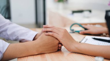 Muayene odasında hastayı rahatlatan doktor..